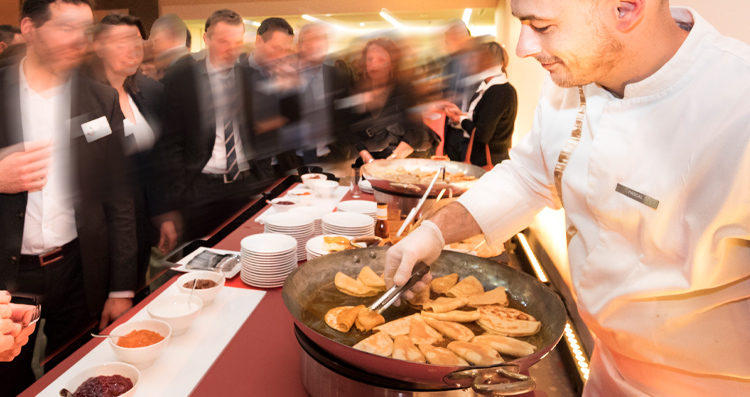 Animation crêpes flambées pour un cocktail en soirée aux Salons de l'Aveyron