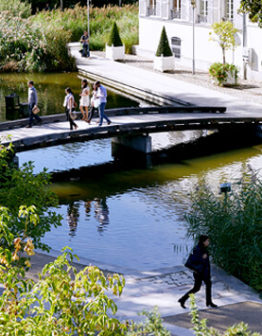 Balade à travers le parc de Bercy afin de vous rendre à votre hébergement proche des Salons de ,l'Aveyron